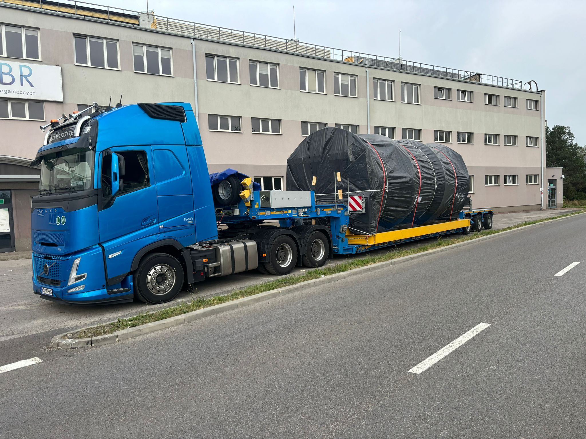 Transport marfă supradimensionată cu înveliș protector