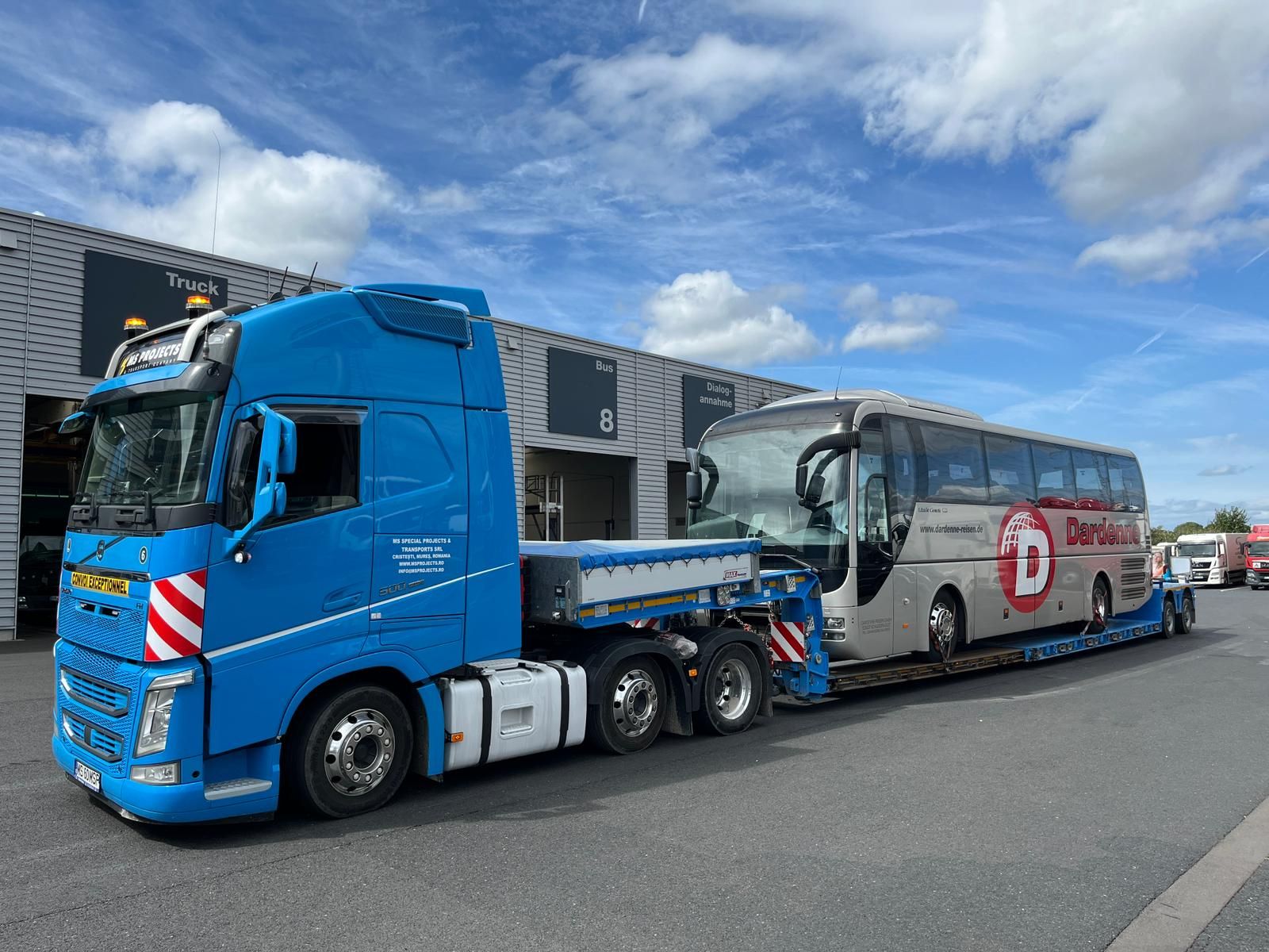 Transport autobuz pe platformă joasă