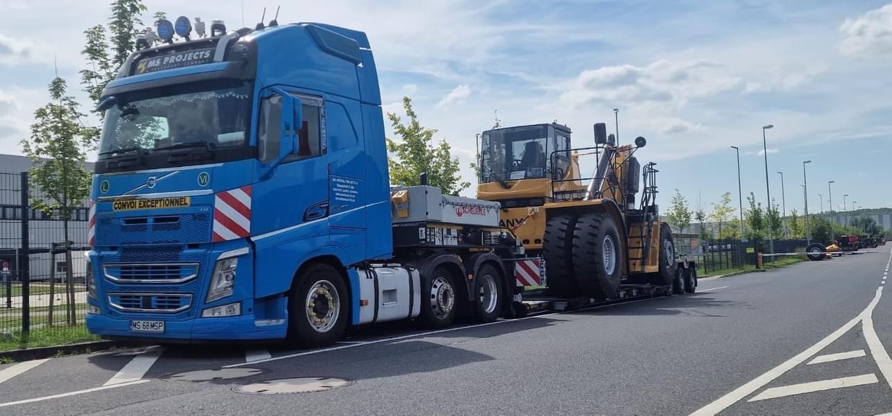 Transport utilaje construcții - încărcător frontal