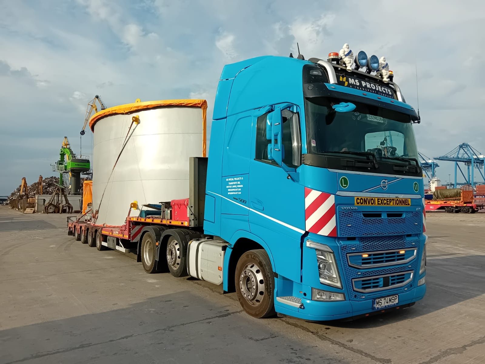 Transport rezervor industrial la port