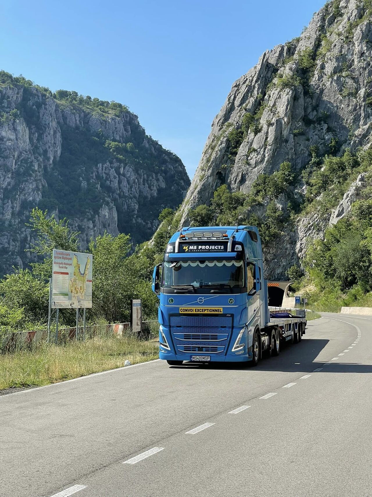 Convoi excepțional pe drum montan